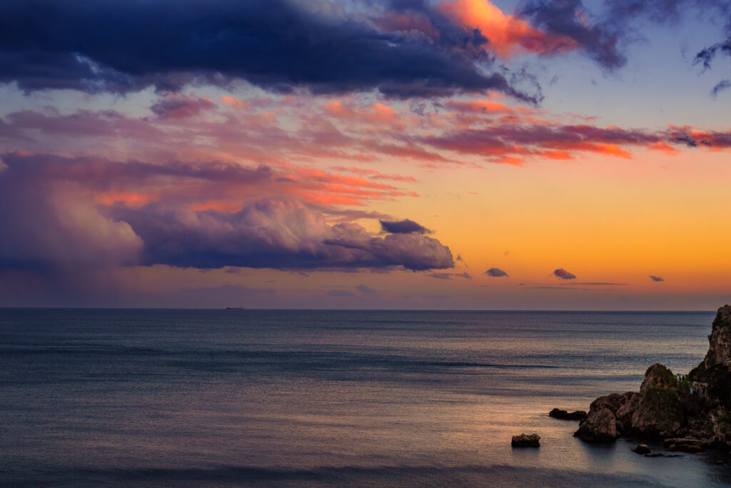 Vista dalla terrazza di un appartamento a Taormina sulla costa